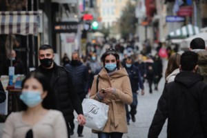 Λιανεμπόριο: Πρεμιέρα με αρκετό κόσμο στην Ερμού - Ουρές και για rapid test [εικόνες]