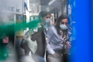 "Πατείς με πατώ σε" στα λεωφορεία της Αθήνας: Αντιδράσεις στην αύξηση της πληρότητας