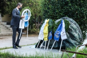 Πολυτεχνείο: Κατέθεσαν στεφάνι ο πρόεδρος της Βουλής Κώστας Τασούλας και αντιπροσωπεία του ΚΙΝΑΛ