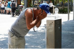 Ο καύσωνας κάνει αφόρητη την Αθήνα: Drone μέτρησε 153 βαθμούς Κελσίου σε οροφή αμαξιού - Ο κίνδυνος για παιδιά