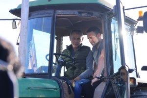 Στα Τρίκαλα ο Στέφανος Κασσελάκης: Πήγε στη γιορτή της φασολάδας - Επισκέφθηκε εκκλησία [εικόνες-βίντεο] - εικόνα 5