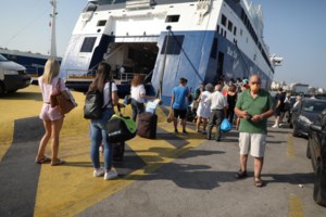 Στα ύψη οι τιμές των ακτοπλοϊκών εισιτηρίων με νέες αυξήσεις - Πόσο κοστίζουν τα δρομολόγια σε δημοφιλή νησιά