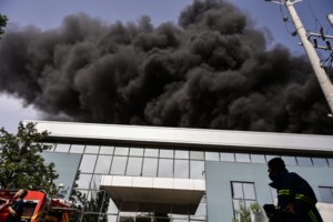 Σαρηγιάννης για φωτιά στην Κηφισιά: Υπάρχει επιμόλυνση από τα σωματίδια της καύσης - Κλειστά παράθυρα και σήμερα