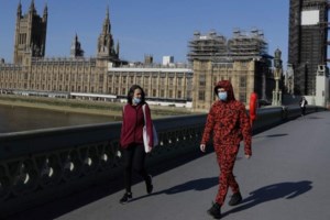 Viral: Γάλλοι ήθελαν να πάνε για μπάνιο και ντύθηκαν...σημαδούρες! [βιντεο]