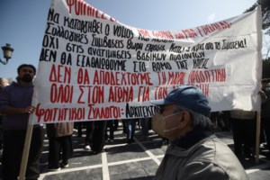 Πορεία ΓΣΕΕ-ΑΔΕΔΥ: Αστυνομικός κατέρρευσε στο μνημείο του Αγνώστου Στρατιώτη από την πολύωρη ορθοστασία