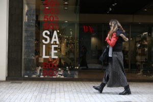 Χειμερινές εκπτώσεις: Ξεκινούν τη Δευτέρα 10 Ιανουαρίου - Το ωράριο των καταστημάτων και τα μέτρα