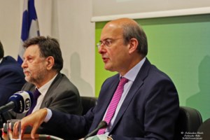 "Σούπερμαν" ο Κωστής Χατζηδάκης: Τούρτα γενεθλίων με συντάξεις, ΔΕΗ, Ολυμπιακή και ΟΣΕ [Εικόνες] - εικόνα 2