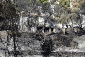 Φωτιά στην Αττική: Νέα αναζωπύρωση στη Νέα Μάκρη - Ρίψεις από εναέρια μέσα