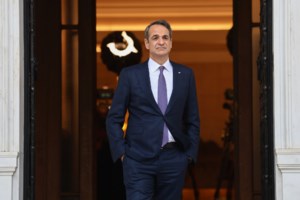 Μητσοτάκης: Ξεκινά το "καλάθι του Αϊ Βασίλη" - Επεκτείνεται και σε άλλα προϊόντα εκείνο των Χριστουγέννων