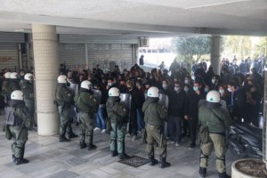 Πορεία στο κέντρο της Αθήνας κατά της πανεπιστημιακής αστυνομίας - Άνοιξαν οι δρόμοι [Eικόνες] - εικόνα 8