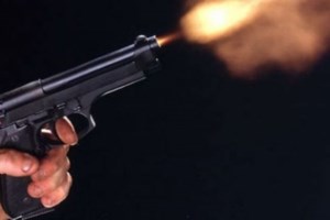 Κατερίνη - Βίντεο σοκ: 21χρονος προσπάθησε να αρπάξει όπλο από αστυνομικό - Εκπυρσοκρότησε στα πόδια τους