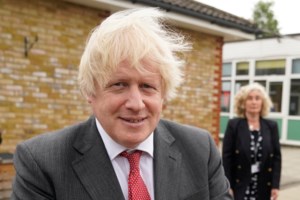 Ο Μπόρις Τζόνσον κάνει push ups για να δείχνει πως είναι "γεμάτος ενέργεια" [εικόνες]