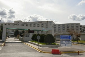 Απίστευτος Αμβρόσιος: Έβγαλε ψεκαστήρι με "κορονο-φάρμακο" μέσα στην εκκλησία- Επεισόδιο με αντιπεριφερειάρχη