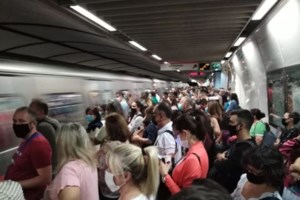 Ήρθαν στα χέρια μέσα στο λεωφορείο για τη μη χρήση μάσκας: Δεν φοράω γιατί δεν υπάρχει κορονοϊός - εικόνα 2