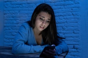 Η γνωριμία στο facebook κατέληξε σε revenge porn: Την απειλούσε με δημοσίευση φωτογραφιών αν δεν συνευρεθούν