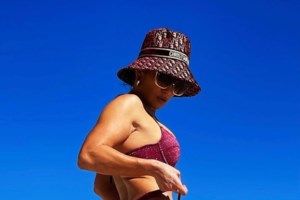 Η Τζένιφερ Λόπεζ ξαναχτυπά: Δείχνει τις καμπύλες της με πράσινο αποκαλυπτικό μαγιό