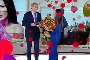 "Έχω χάσει τον έλεγχο του σπιτιού μου": Η στιγμή που η Ανθή Βούλγαρη ανακαλύπτει ότι ο σύζυγός της παίζει σε βίντεο κλιπ