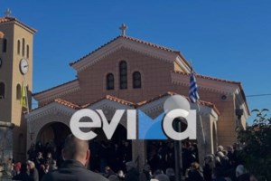 Χαλκίδα: Η στιγμή που η 39χρονη πηγαίνει με το αυτοκίνητό της στο σπίτι του ξυλουργού - Του έστησε καρτέρι για τέσσερις ώρες - εικόνα 2