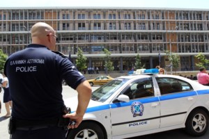 Συνελήφθη αστυνομικός για "μπούκες": Τον τσάκωσαν μόλις έβγαινε από σπίτι - Αντιστάθηκε σθεναρά