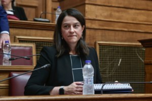 Η απίθανη βουλευτής του ΣΥΡΙΖΑ που βλέπει συνωμοσία πίσω απο την εκμάθηση αγγλικών στα νηπιαγωγεία