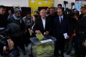 Εκλογές στην Τουρκία: Στην κάλπη ο Ερντογάν μαζί με την Εμινέ [εικόνες, βίντεο]