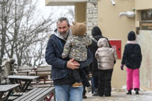 Πλημμυρισμένοι δρόμοι και εγκλωβισμοί σε Αγρίνιο και Πρέβεζα από τη νεροποντή - Πού θα είναι έντονα τα φαινόμενα σήμερα - εικόνα 4
