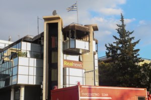 Μεγάλη φωτιά σε μαγαζί αθλητικών στη Θεσσαλονίκη: Εκκενώθηκε προληπτικά και ο "Μουστάκας" [εικόνες, βίντεο] - εικόνα 2