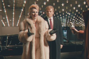 Ο Τραμπ έβαλε ποδιά και σέρβιρε τηγανιτές πατάτες σε McDonald's για να τρολάρει την Χάρις [εικόνες - βίντεο]