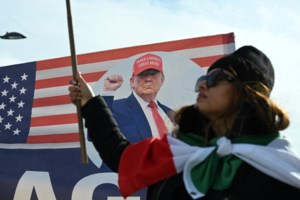 "Στο είπα ότι θα χορέψουμε πάνω στον τάφο σου": Η Ιρανή που άναψε τσιγάρο με φωτογραφία του Χαμενεΐ