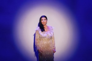 Ζωζώ Σαπουντζάκη: Η μαύρη τουαλέτα από βελούδο και δαντέλα που πωλήθηκε για 2.500 ευρώ