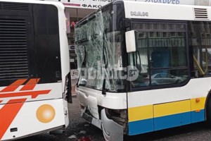 Απίστευτο: Κομμάτι από την οροφή λεωφορείου ξεκόλλησε και έπεσε πάνω σε επιβάτες [εικόνες]