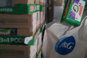 P&G: Φροντίζει στην πράξη αυτούς που έχουν ανάγκη - Το τραπέζι της αγάπης και η κοινωνική προσφορά ύψους 300.000 ευρώ