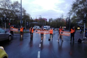 Βερολίνο: "Πράσινοι" ακτιβιστές πριόνισαν την κορυφή από το χριστουγεννιάτικο δέντρο [εικόνες] - εικόνα 3