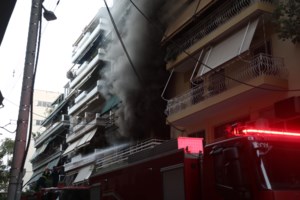 Φωτιά σε κτίριο στον Πειραιά: Χωρίς ενεργές εστίες -Παραμένει η πυροσβεστική στο σημείο