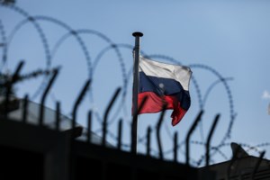 Θεσσαλονίκη: Ντοκουμέντο από τη στιγμή που ο μαυροντυμένος άντρας αφήνει τη σακούλα στο ρωσικό προξενείο