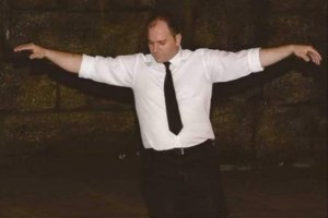 Χρήστος Μενιδιάτης: "Εργατικό ατύχημα" για τον τραγουδιστή - Του έριξαν δίσκο με λουλούδια στο πρόσωπο [βίντεο] - εικόνα 2