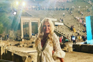 Ο Γιάννης Βούρος με τον 23χρονο γιο του, Αλέξη, στην Επίδαυρο - Η τρομερή ομοιότητά τους [εικόνες]