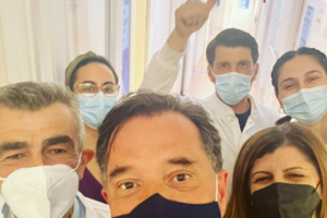 Καμπανάκι στους ηλικιωμένους για την τέταρτη δόση - Ανεβαίνει επικίνδυνα ο αριθμός των νοσηλειών από την Όμικρον