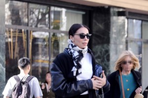 Ολυμπία Χοψονίδου: Το statement Prada look στο κέντρο της Αθήνας και η στιλάτη κόρη της με φουλάρι στον λαιμό - εικόνα 6