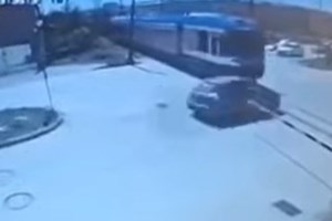 Πάτρα: Εκτός κινδύνου η γιατρός που συγκρούστηκε με τρένο - "Αν χτυπούσε 20 εκατοστά πιο μπροστά, δεν θα έβγαινε ζωντανή" - εικόνα 4