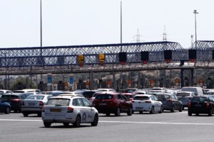 Αυτές είναι οι νέες τιμές στα διόδια– Πόσο ακριβαίνουν οι διαδρομές στην εθνική, γιατι "παγώνει" η τιμή στην Αττική Οδό