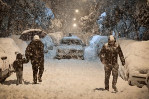 Αττική οδός: Ολονύχτια μάχη για τον απεγκλωβισμό των οδηγών - Επιχειρούν Στρατός, ΕΚΑΜ - Εγκαταλείπουν τα ΙΧ με τα πόδια [Εικόνες - Βίντεο] - εικόνα 2