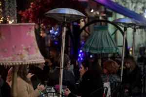 Απίθανο περιστατικό στην Πάτρα: Πήγε να εμβολιαστεί με τον... ιερέα της για να τη "διαβάσει" επί τόπου αν χρειαστεί