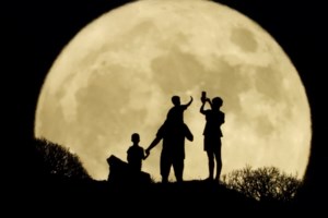 Έρχεται η "μπλε υπερπανσέληνος" στις 30 Αυγούστου: Η πιο φωτεινή και λαμπερή αν και είναι… πορτοκαλί