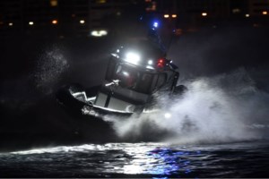 Αίγιο: Στις φλόγες πολυτελής θαλαμηγός - Πλοιάριο της Πυροσβεστικής στο σημείο