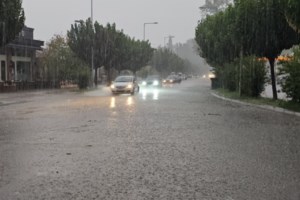 Βόλος: Σφοδρή καταιγίδα σαρώνει την περιοχή - Συνεχείς κεραυνοί και θυελλώδεις ριπές ανέμου