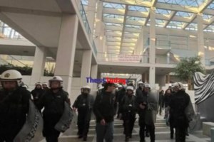 ΑΠΘ: "Πού είναι ο Λυγγερίδης; Κοιμάται; Όλοι θα ψοφήσετε"- Ειρωνείες και προκλήσεις από αντιεξουσιαστές στα ΜΑΤ - εικόνα 4