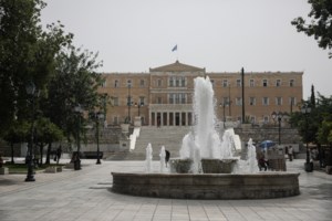 Ο Δήμος Αθηναίων ρίχνει το μπαλάκι στο Υπουργείο για το σιντριβάνι στο Σύνταγμα: "Μήπως να τα βρουν μεταξύ τους για να μην εκτίθενται;" - εικόνα 2