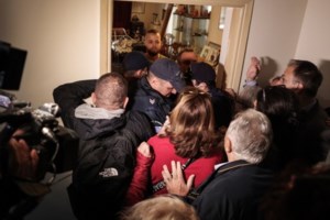 Έξωση Ιωάννας Κολοβού: Πλήθος κόσμου έξω από το σπίτι της δημοσιογράφου - "Η τράπεζα το έδωσε σε φίλους" - εικόνα 6