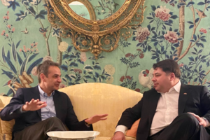 Η ευχή του πρέσβη των ΗΠΑ Τζόρτζ Τσούνη στον Ιερώνυμο: "Ο Θεός να μας κόβει χρόνια και να τα δίνει σε εσάς" [βίντεο]